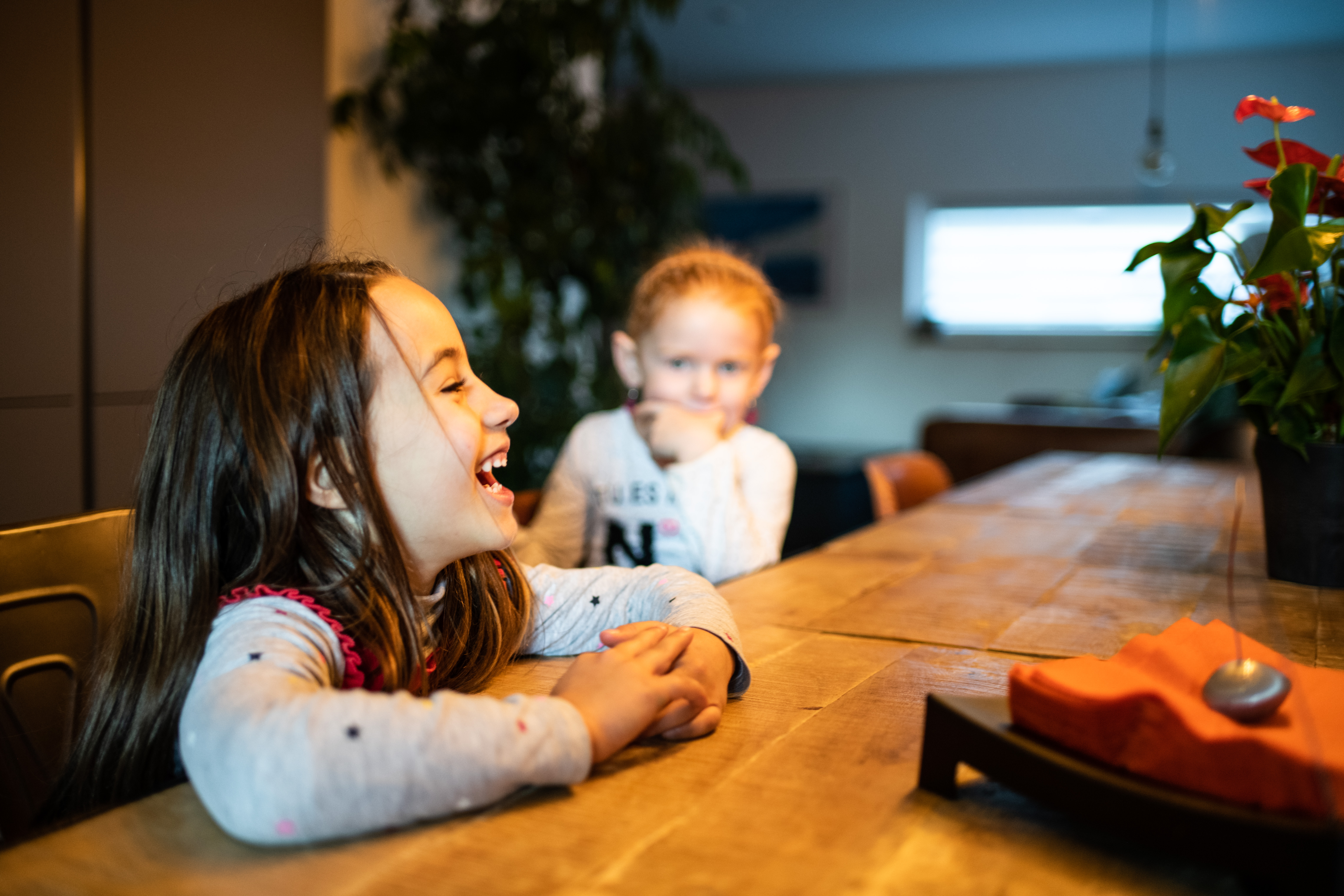 des enfants assis à une table